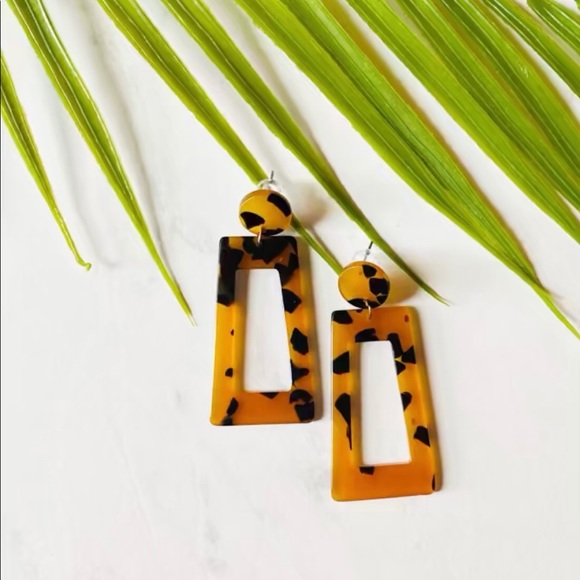🥳{x2 HP} •Tortoise Acrylic Drop Earrings• - Picture 2 of 5